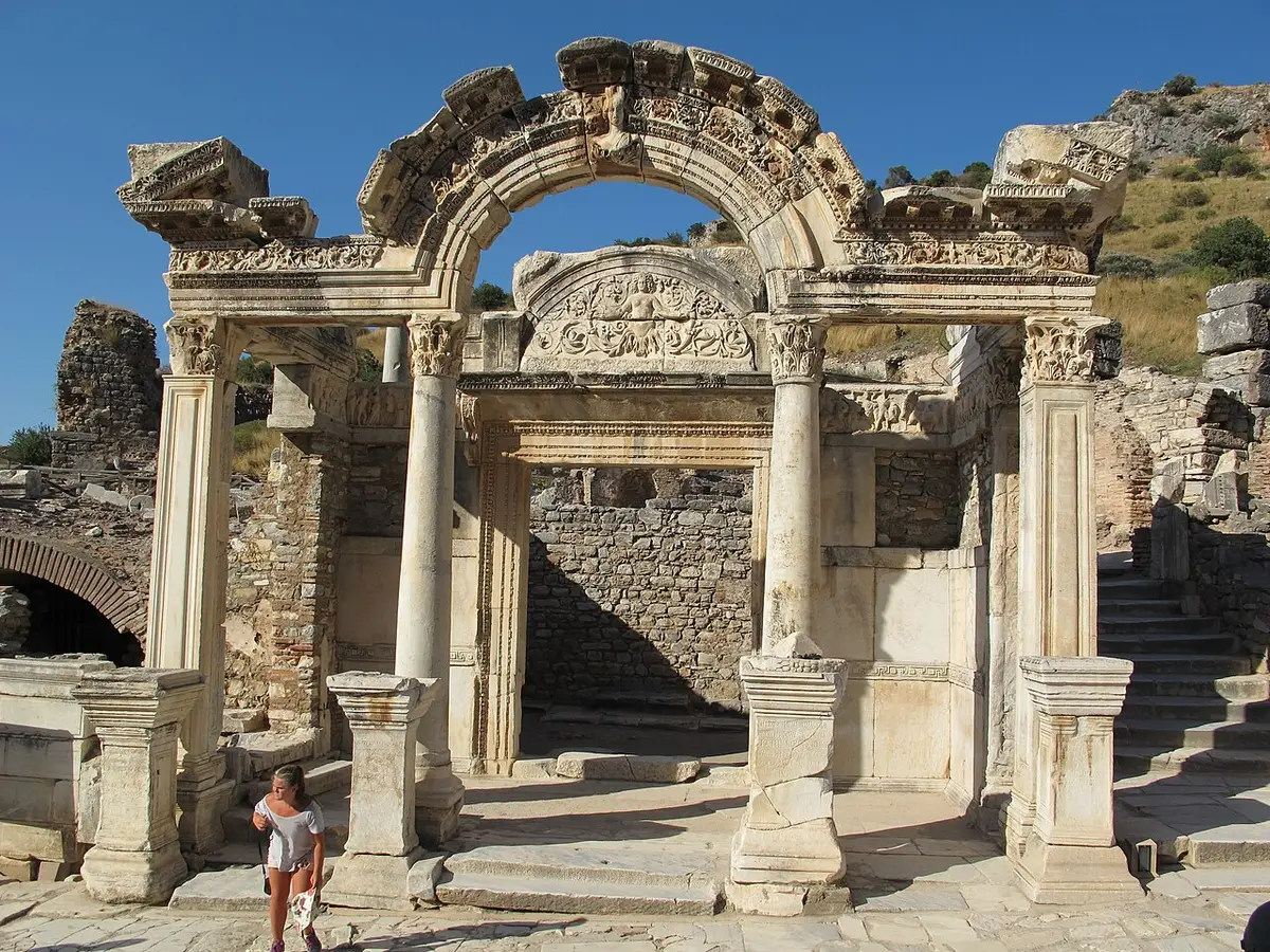 Hadrianus Tapınağı (Embolos)
