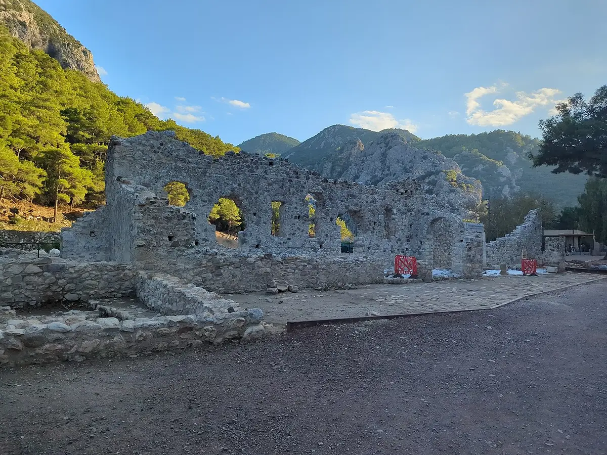 Olympos Giriş Yapıları