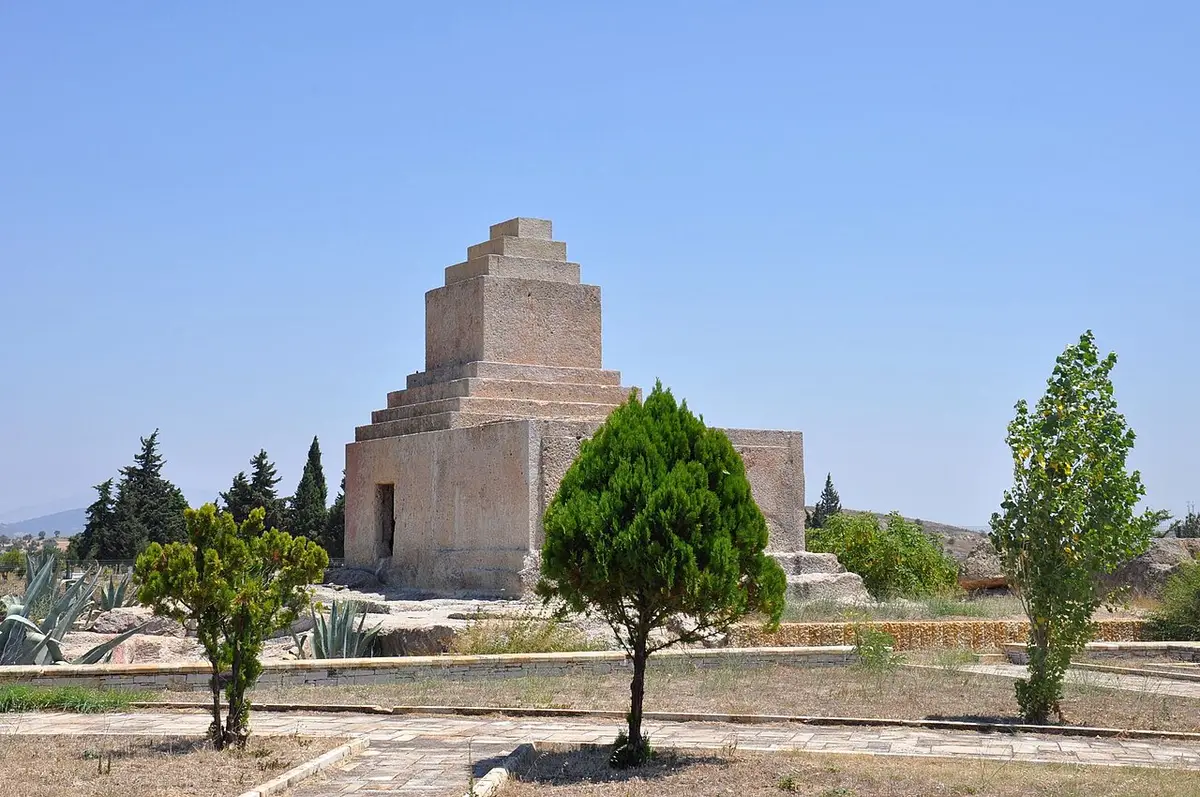 Pers Mezar Anıtı